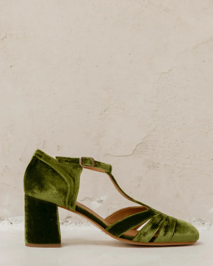 SHOE WITH T-BAR AND STABLE HEEL